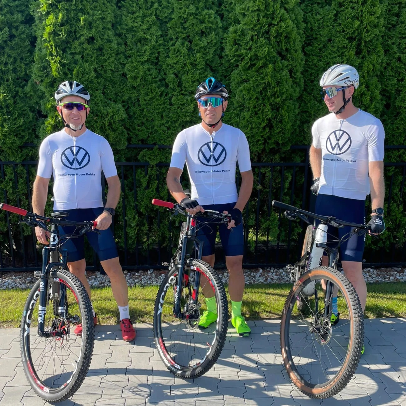 Część drużyny w strojach.