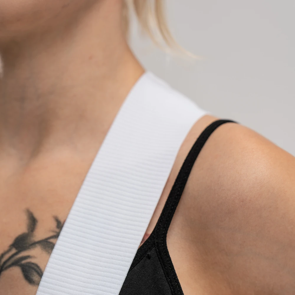 Silikonowe prążki w szelkach, zwiększające elastyczność oraz stabilizację